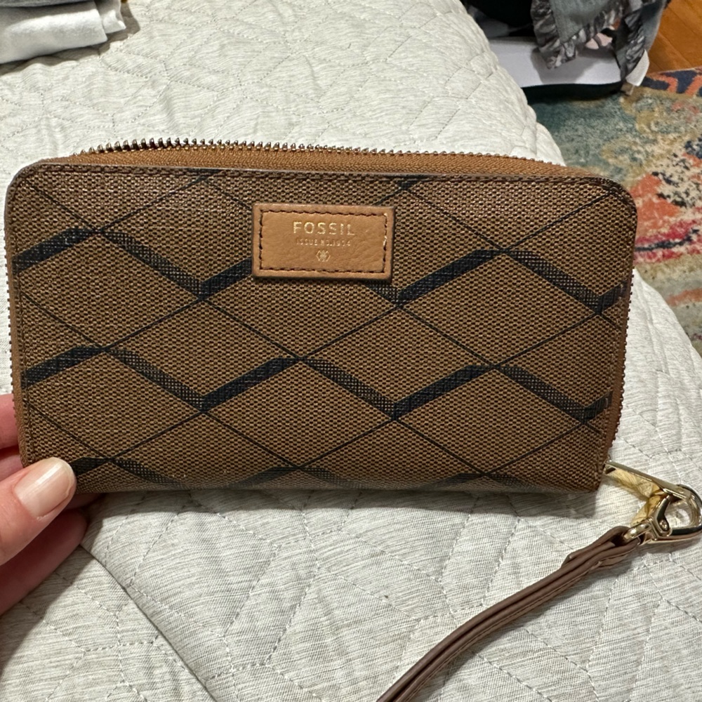 Fossil clutch/ wallet